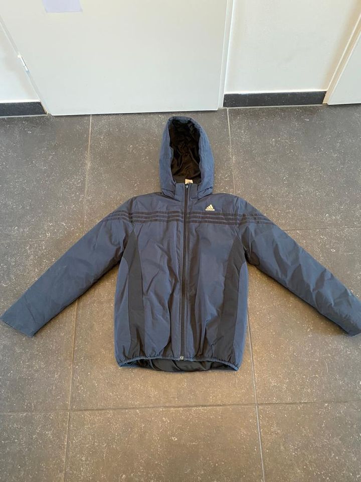 Winterjacke Adidas Jungen 164 dunkelblau mit schwarzen Streifen in Hamburg