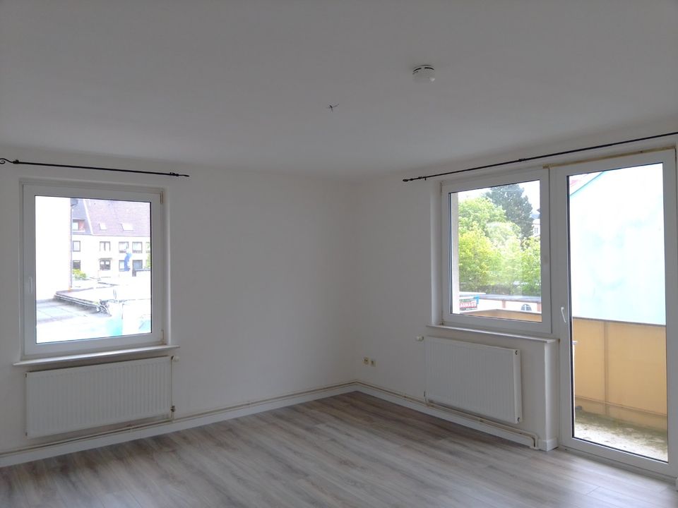 Anfragen NUR per E-Mail. Zentraler geht`s nicht! 3-Zi-Wohnung im 1-OG mit perfektem Grundriss und Balkon. in Bremerhaven