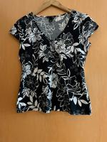 Schwarzes T-Shirt mit Blumenmuster Bayern - Landau a d Isar Vorschau