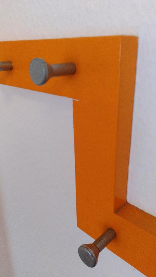 Schuhschrank orange mit Garderobe in Ammersbek