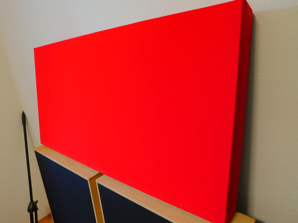 Absorber von MW Acoustics (rot) in Oberkotzau