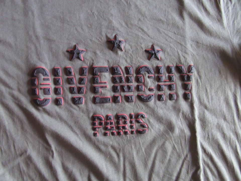 Givenchy Paris  T-Shirt Größe L mit rot-schwarze Schrift. Getrage in Mönchengladbach