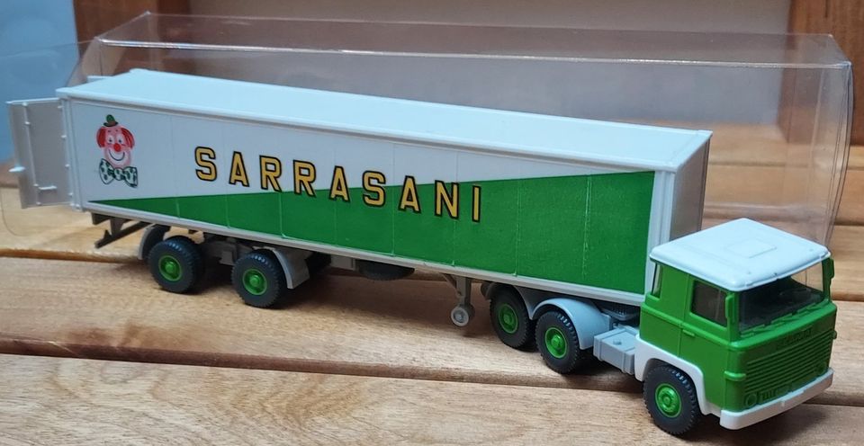 Wiking 520/50 Scania 111, Sarrasani Container-Sattelzug in Elmshorn