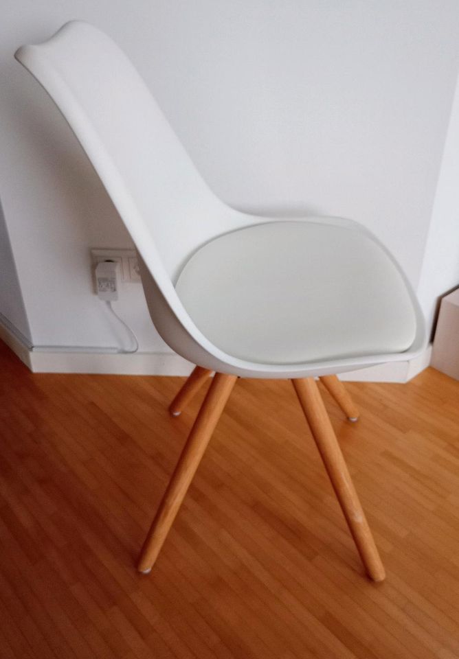 2 Stühle Esszimmer Hartschale mit Sitzpolster weiß mit Holzbeinen in Griesheim