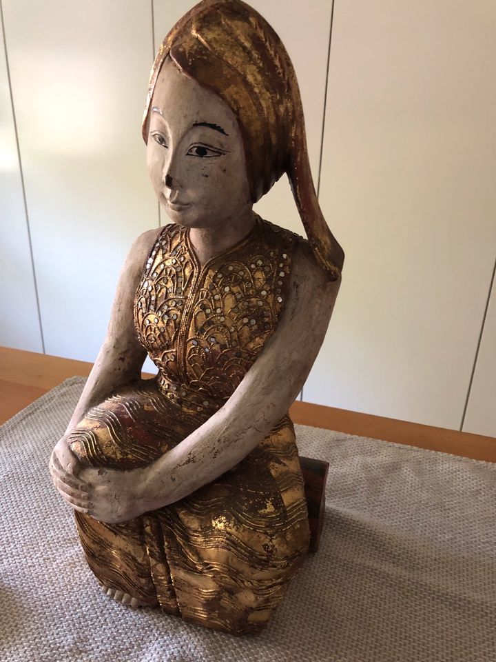 Asiatische Figur, antik, Holz mit Verzierung in Kaltenkirchen