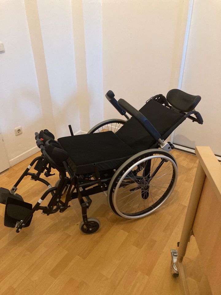 Rollstuhl mit Stehfunktion in Berlin