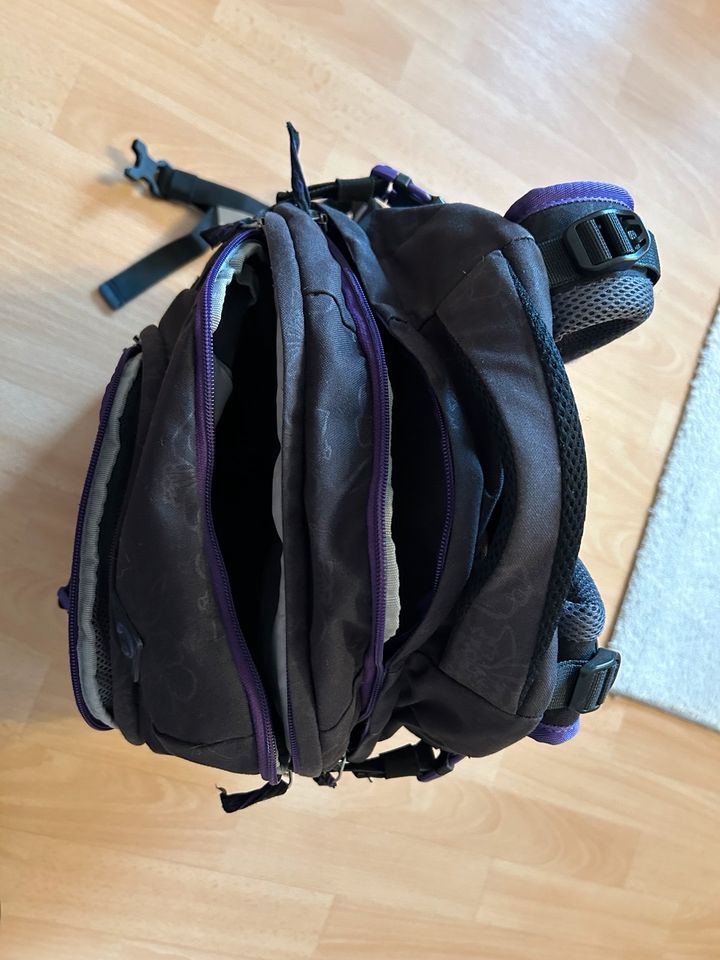 Satch Schulrucksack (schwarz mit Blumenmuster) in Pirna