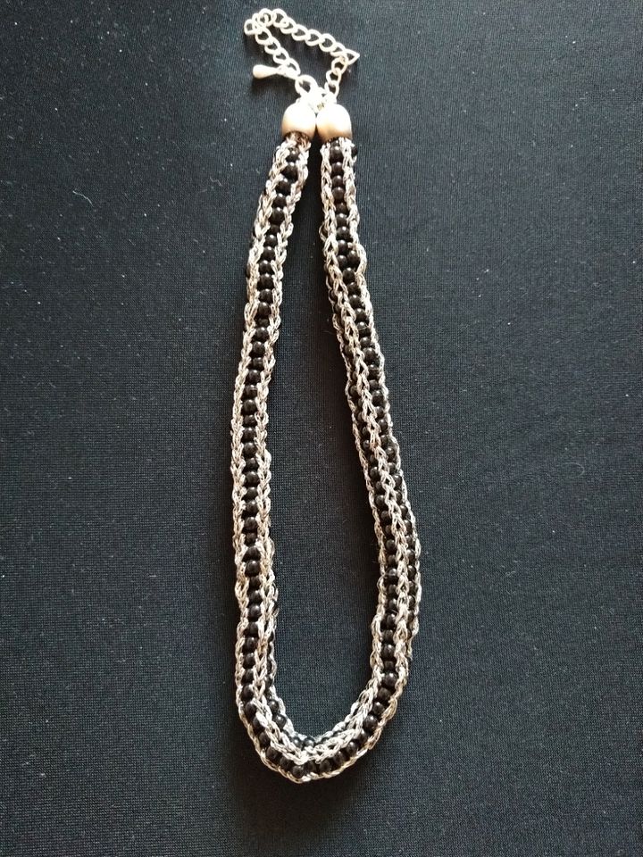 Kette textil, weiß mit schwarzen Perlen, in Rostock