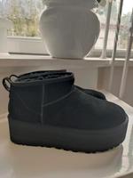 Orig. UGG Ultra Mini Plateau Boots, schwarz, Gr.40, Neu Frankfurt am Main - Westend Vorschau
