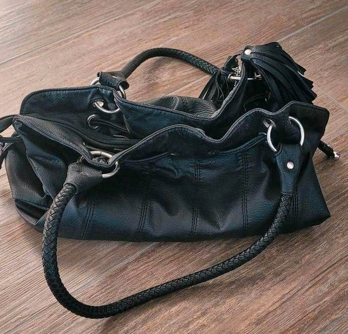 Schwarze Handtasche mit coolen Accessoires und Nieten in Viechtach