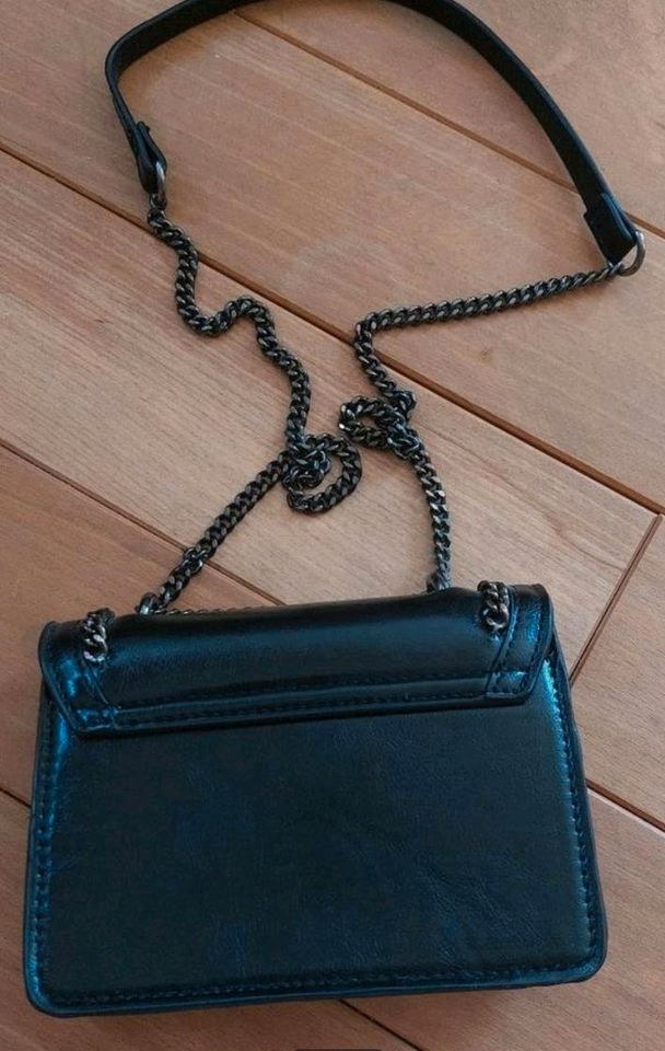 kleine Handtasche - schwarz mit Kette - Zara- Umhängetasche in Edewecht
