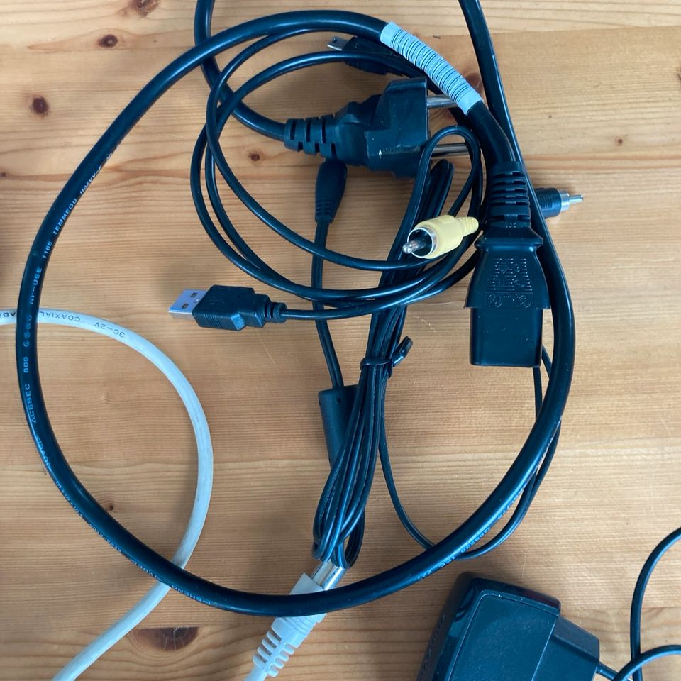 Diverse Stecker, Kabel, USB, Kamera in Caputh