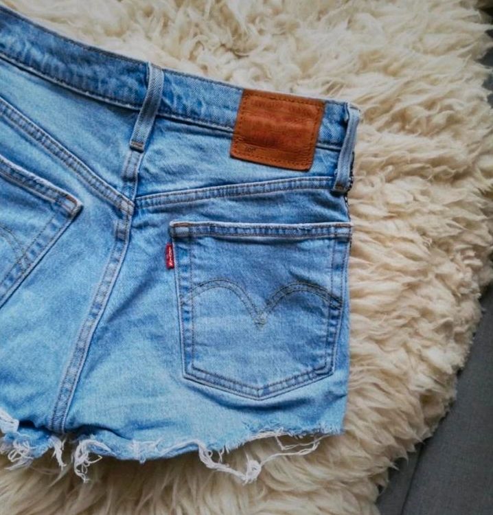 Hellblaue Levis Jeans Shorts Gr W24 XS high rise in Berlin