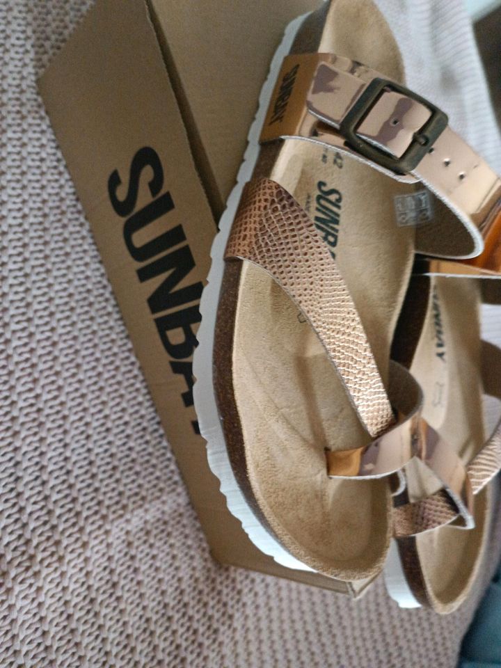 Sunbay Zehentrenner Flip Flop Sandale Gr. 42 gold Neu in Wichtshausen