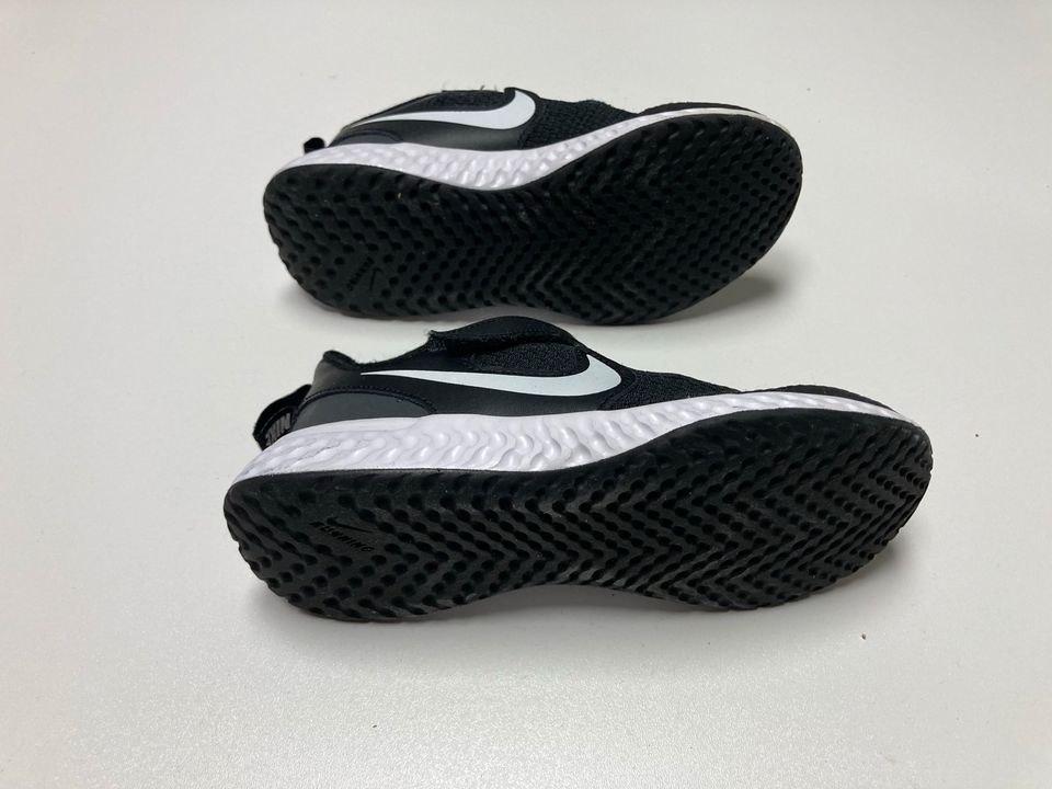 Kinder Turnschuhe Nike Schwarz Gr. 29,5 EUR in Schwandorf