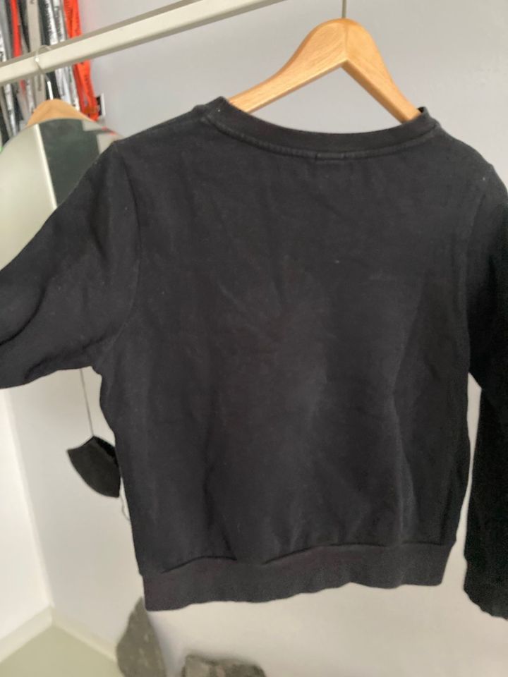schwarzes Sweatshirt mit buntem Pferde-Print von Monki in Stuttgart