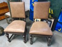 2 alte Stühle mit Lederbezug und Holzbeinen Nordrhein-Westfalen - Oberhausen Vorschau