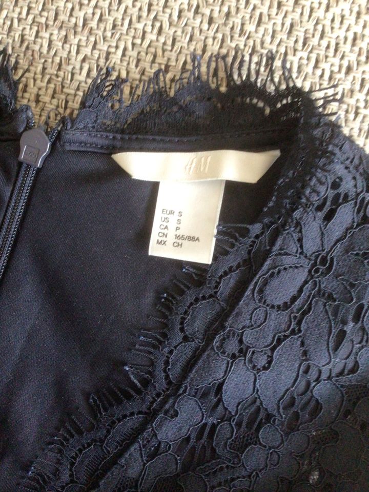 „H&M“ Damen Kleid Gr. S Neuwertig dunkelblau mit Blumenmuster in Nandlstadt