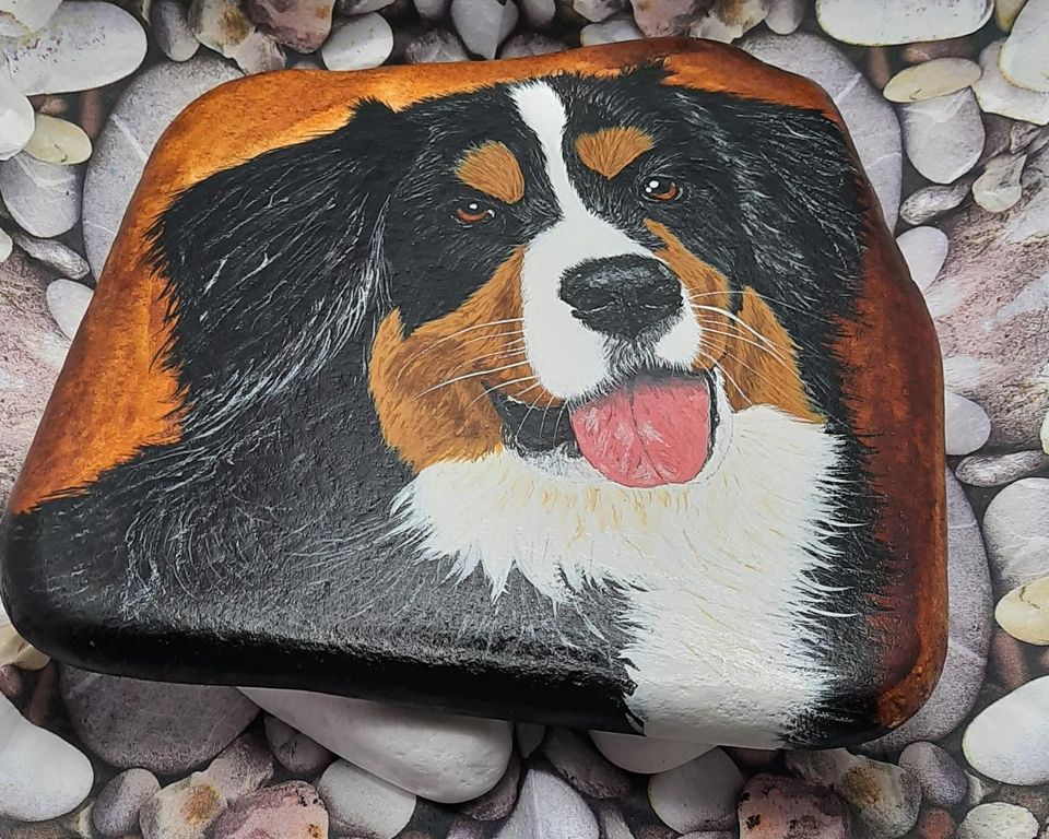 Berner Sennenhund "Kalle", mit Acrylfarbe bemalter Flussstein in Gutach