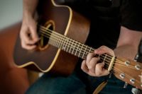 Suche: Gitarrenlehrer in Freising Bayern - Freising Vorschau