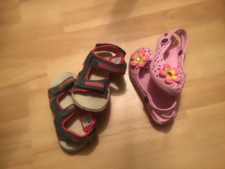 Neu, neuwertig. 2 Paare Mädchen Sandalen Gr.25 in Baden-Baden