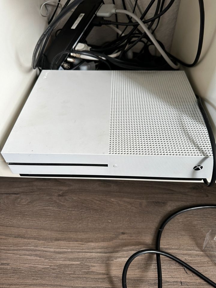 Xbox one s  1tb in Reichenwalde