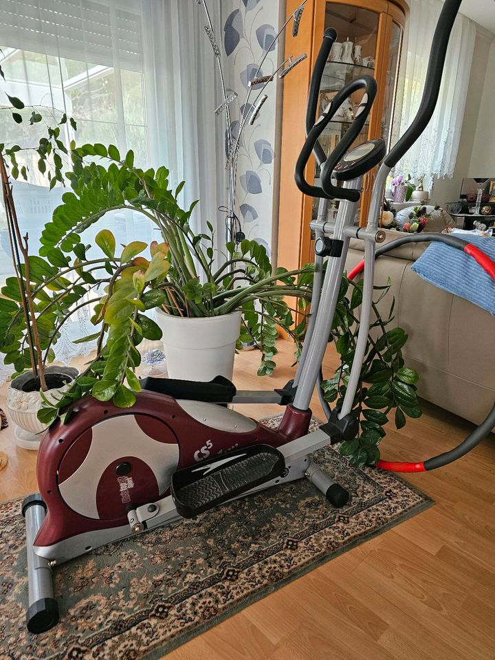 Heimtrainer- Crosstrainer - Cardio Trainer mit Pulsmesser in Spreenhagen