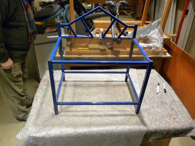 Nachttisch in Metall blau mit Rauchglaspl. 55cm breit, 40cm tief in Spenge