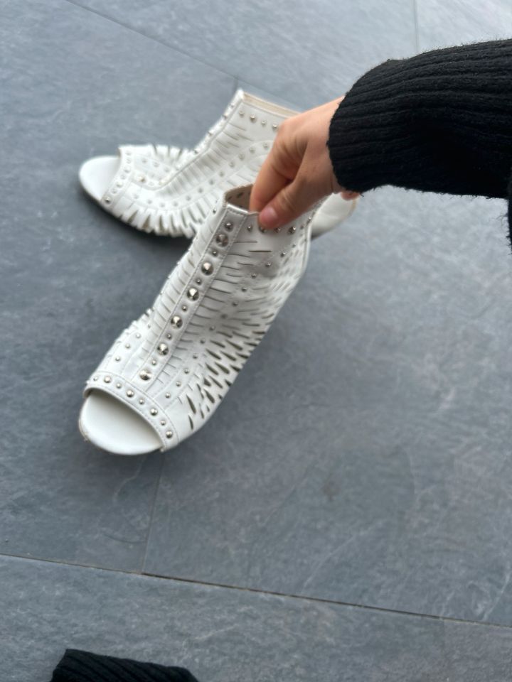 Weiße Sandalen in Salzgitter