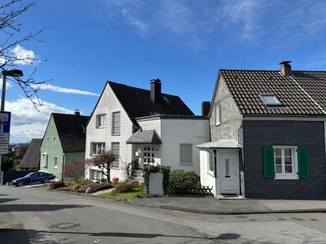 Schönes Einfamilienhaus mit Nebengebäude + 2 Garagen in Solingen-Höhscheid in Solingen