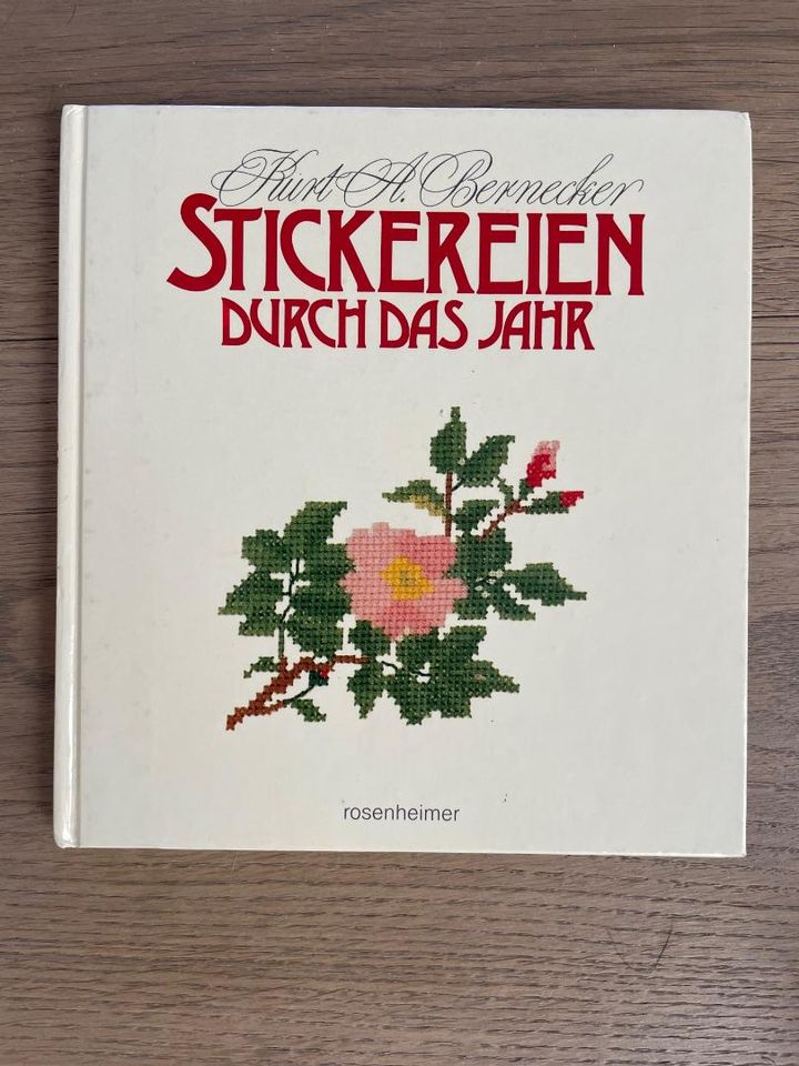 Stickereien durch das Jahr 30 Kreuzstichmotive Hase Rose Tulpe... in Linsengericht