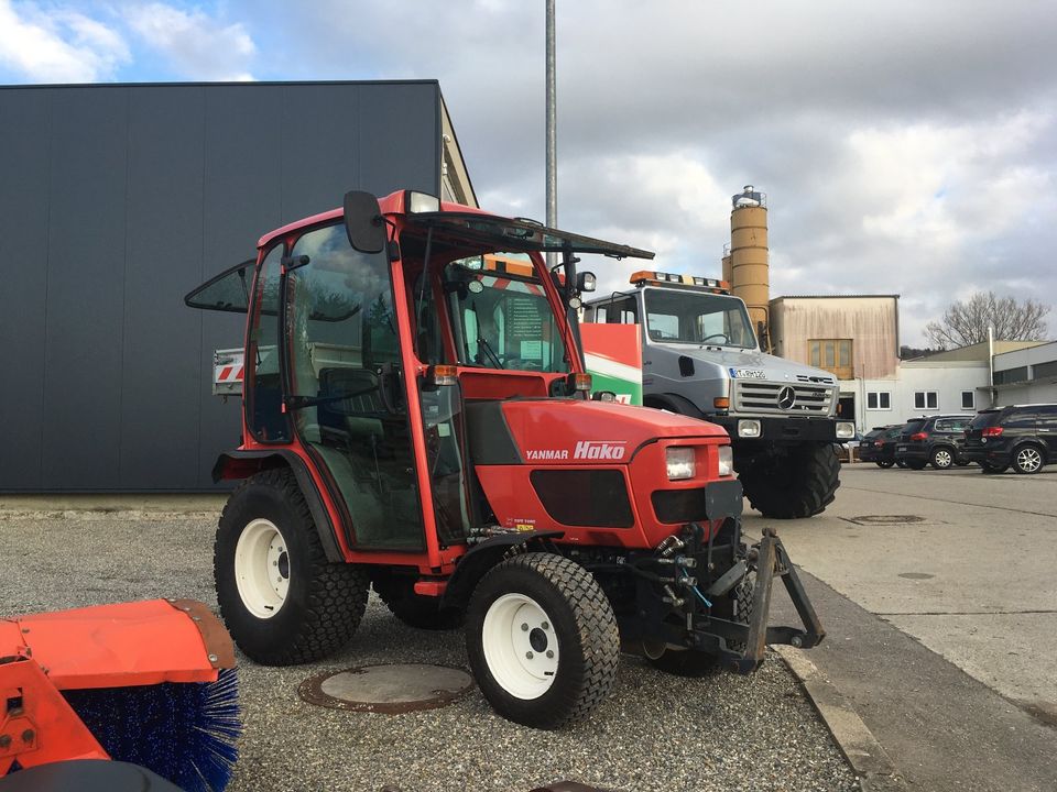 Kommunaltraktor Hakotrac Yanmar John Deere Kehrmaschine Bürste in Engstingen