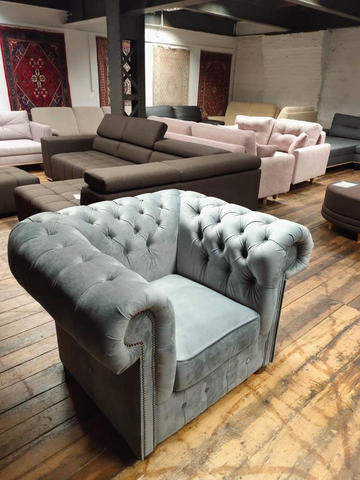 Edler Sessel Chesterfield im Landhausstil Samt Silber, Federkern in Hamburg