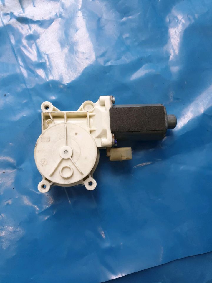 Fensterhebermotor vorne links Vw Fox Bosch 0130821530 in Minden