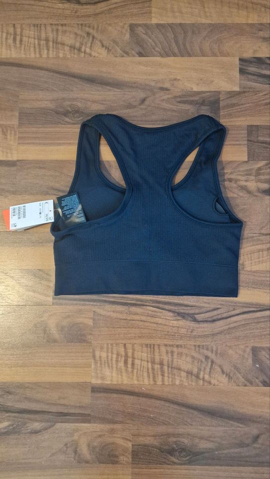 H&M Sport Top Bustier BH Crop Gerippt Gr. M in Hamburg