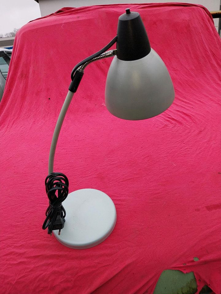 Schreibtischlampe mit leuchtmittei in Kefenrod