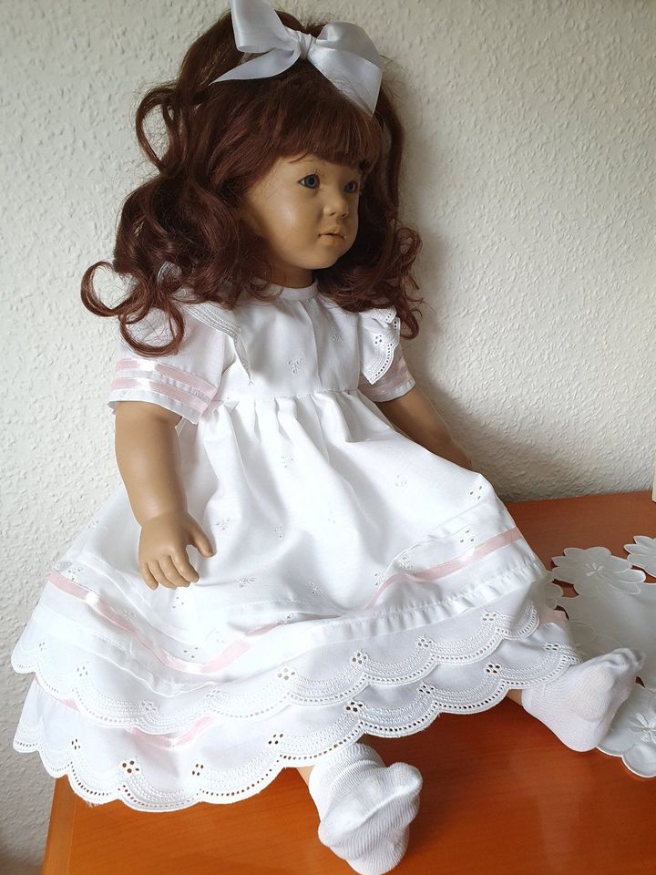 Annette Himstedt Puppe „Liliane“, mit einem neuw. Zusatzkleid in Altena