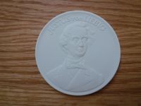 Meissner Meissner Porzellan Gedenkmedaille Justus von Liebig DDR Sachsen-Anhalt - Lutherstadt Wittenberg Vorschau