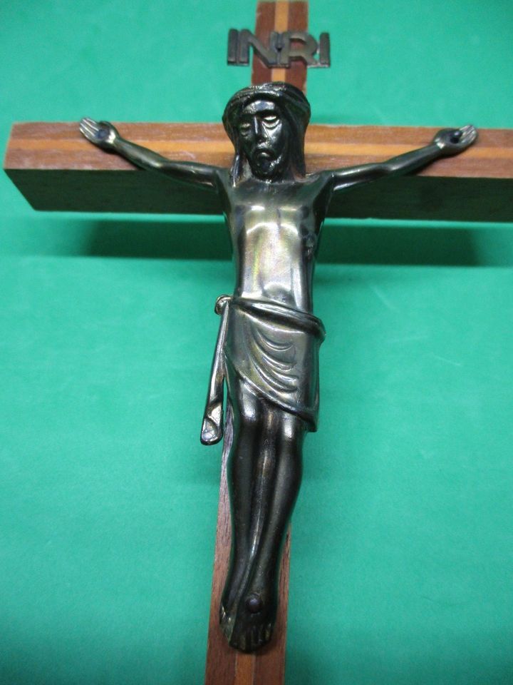 Holzkreuz Kruzifix mit Jesus aus Messing, 50er, Intarsien 25x12cm in Hermeskeil