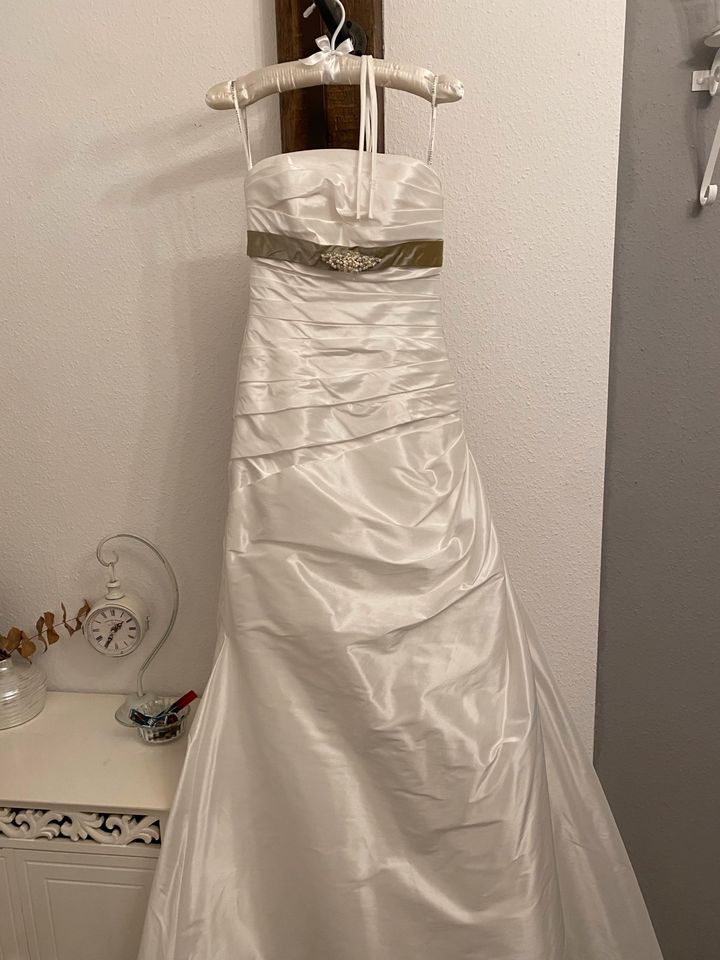 Tolles Brautkleid Gr. 36-38 mit Schleppe in Hohenwestedt