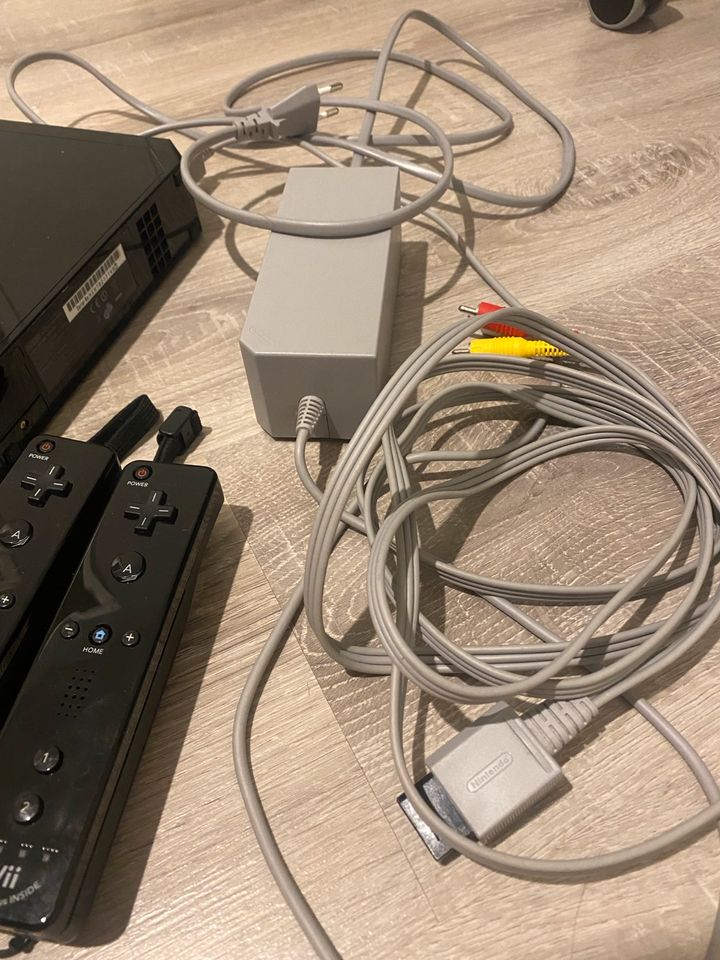 Wii mit Controllern und Nunchuk in Hildburghausen