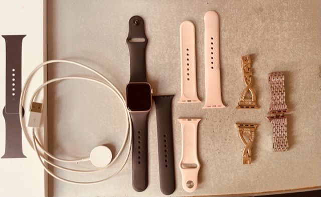 Apple Watch Series 5  inkl. Sportarmband sandrosa/schwarz 40mm in Dortmund