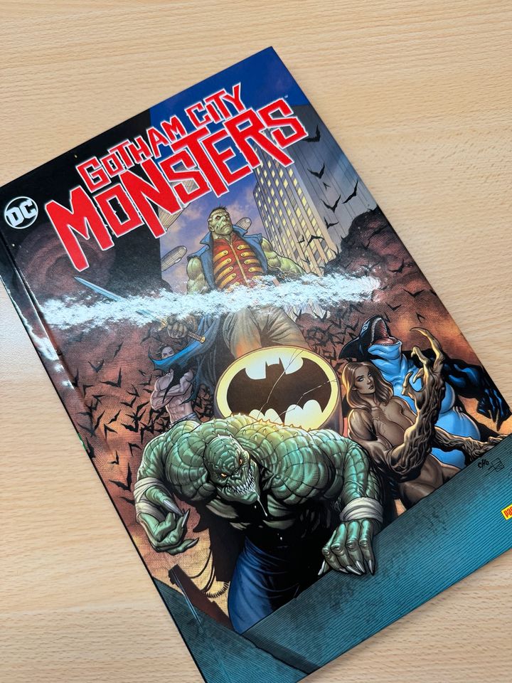 Gotham City Monsters Hardcover Comic in Goch