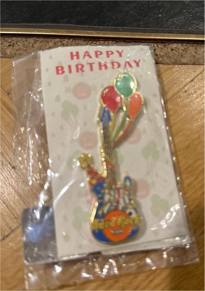 Anstecker Pin Geburtstag happy Birthday Hard Rock Cafe Gitarre in Dresden