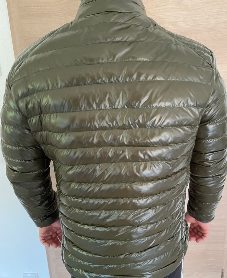 Moncler - leichte Daunenjacke - XL in Bad Tölz