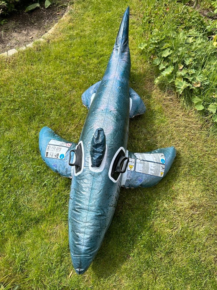 Der blaue /weisse Hai als cooles Wasserspielzeug / Luftmatratze in Berlin