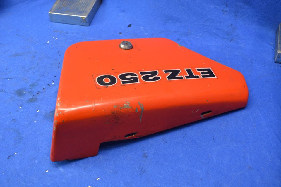 mz etz 250 batteriefach deckel abdeckung seitendeckel patina rot in Tharandt