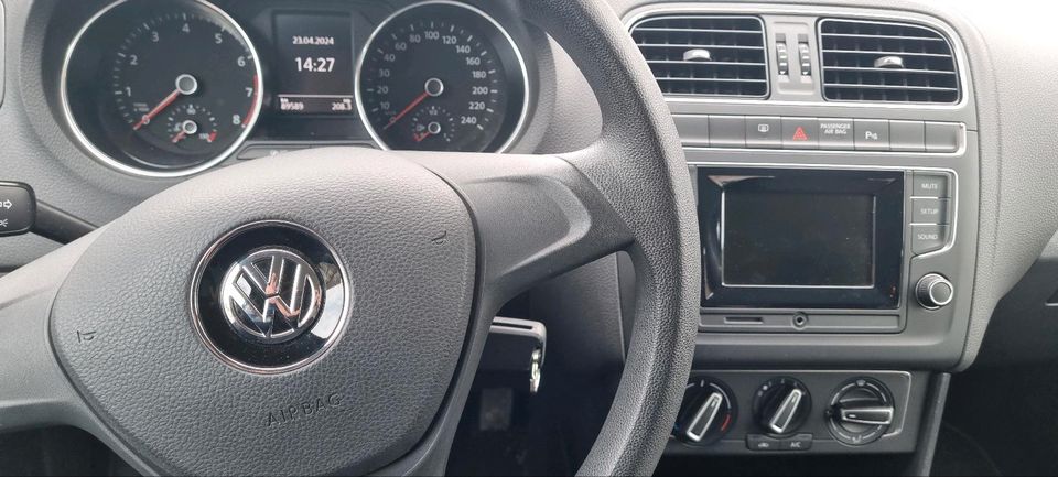 VW Polo 1,0 TSI Comfortline, 89 500 km, PDC,Tüv, 2015 er Modell in Ochsenhausen