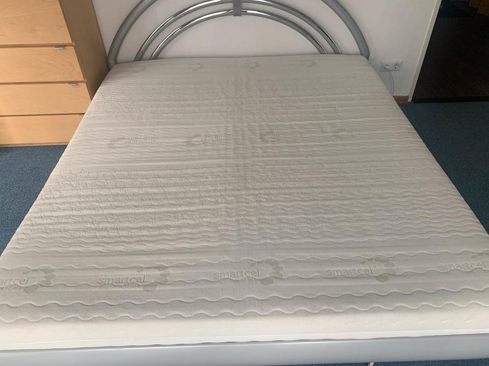 Eltern Bett 180 x 200 mit Ergonomischer SmartCel Matratze in Berlin