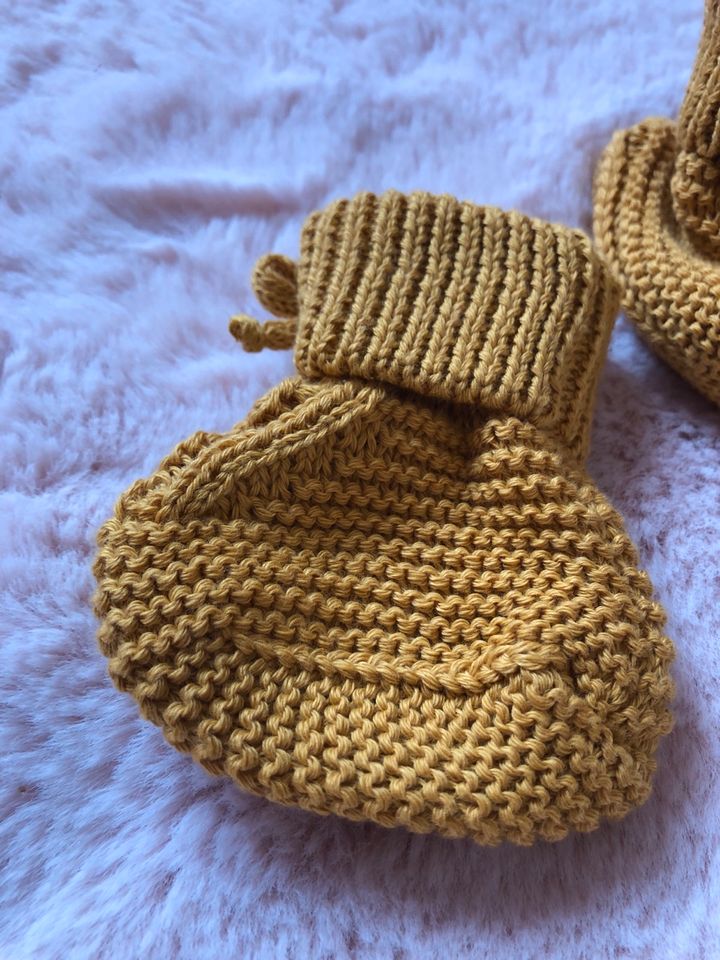 Zuckersüße Senfgelbe gestrickte Babyschuhe aus Wolle NEU in Oppenheim